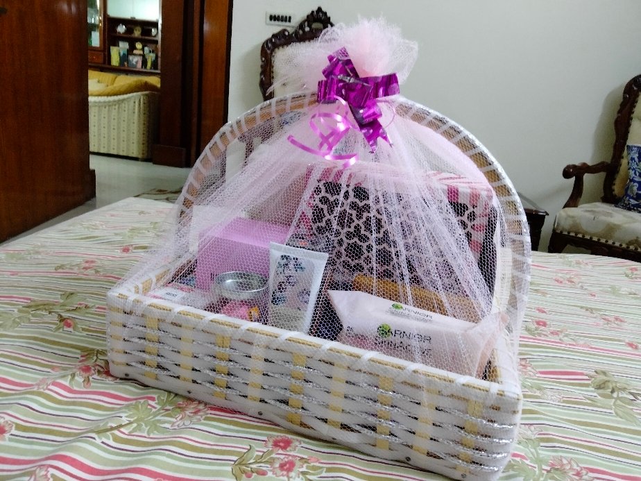 How To Decorate A Gift Basket